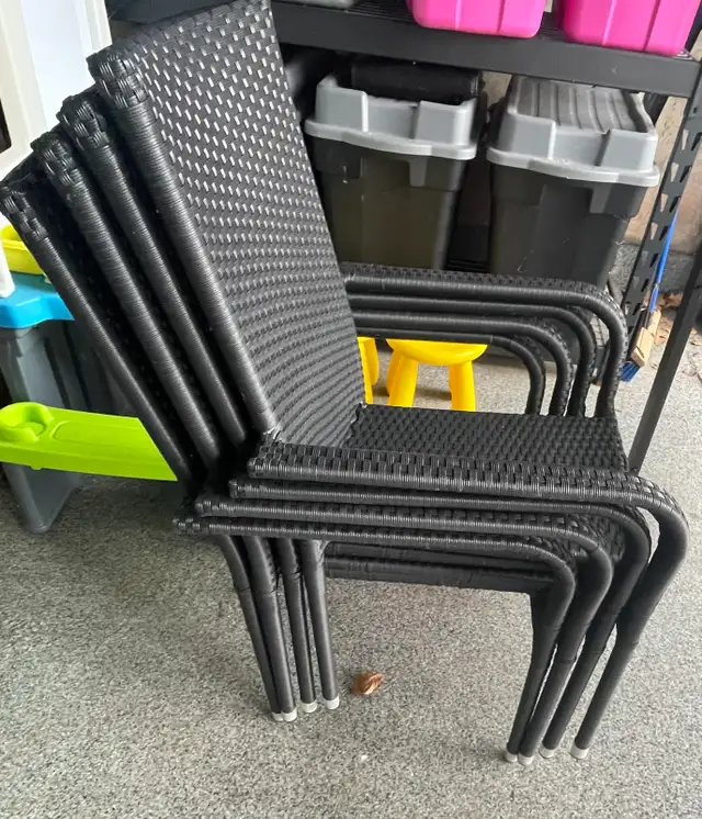 PATIO TABLE AND CHAIRS in Patio & Garden Furniture in Oakville / Halton Region - Image 8