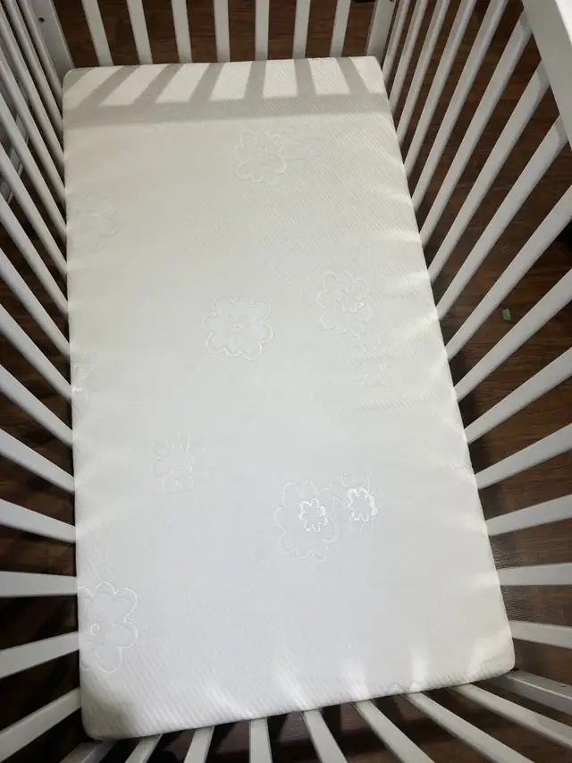White Wooden Baby Crib, Mattress, Crib Bedding Set & Mobile in Cribs in Markham / York Region - Image 6