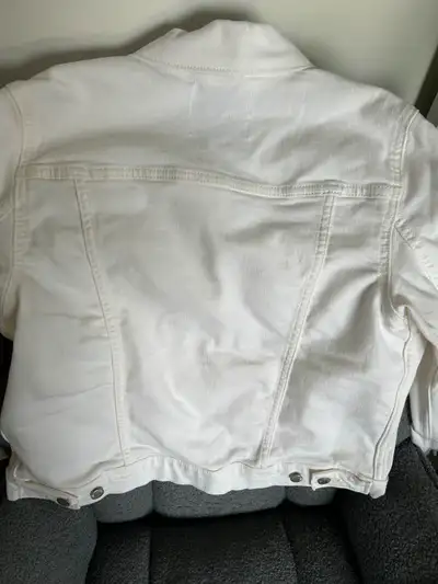 Brand new white denim jacket … washed but never worn … nice stitch detail around buttonholes.. fitte...