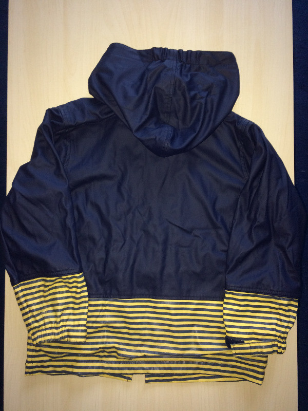 Manteau imperméable Clément bleu & jaune unisexe 6X ans dans Enfants et jeunesse  à Laval/Rive Nord - Image 3