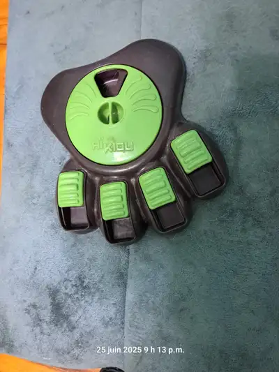 Bol interactif pour chien ou chats. Permets de ralentir le débit quand l'animal mange. Très efficace...