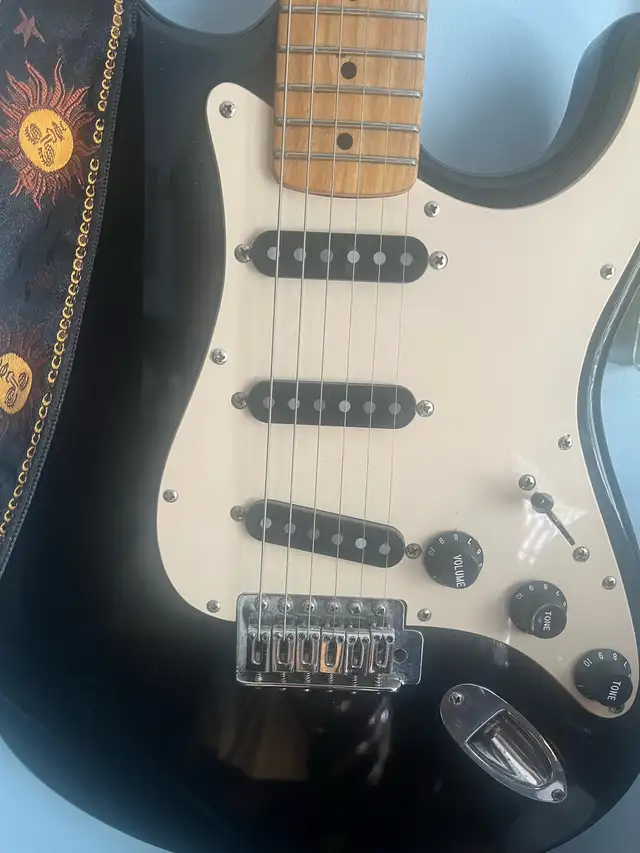 MIK 1993 fender squier strat in Guitars in Ottawa - Image 3