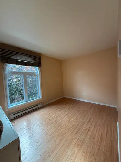 Caractéristiques : - 2 chambres fermées - 1 salle de bain - Stationnement - Entrees laveuse et séche...