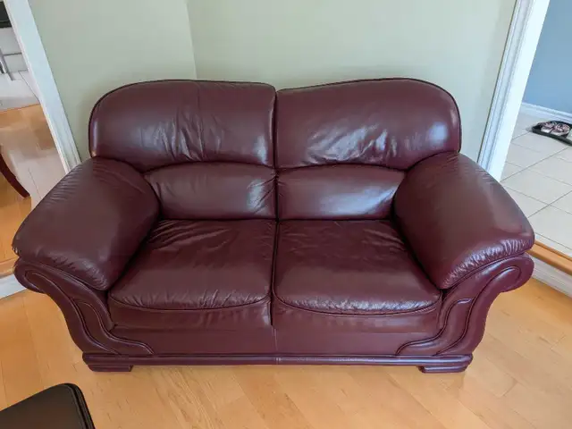 Leather Sofa Set and Coffee Table in Multi-item in Stratford - Image 4