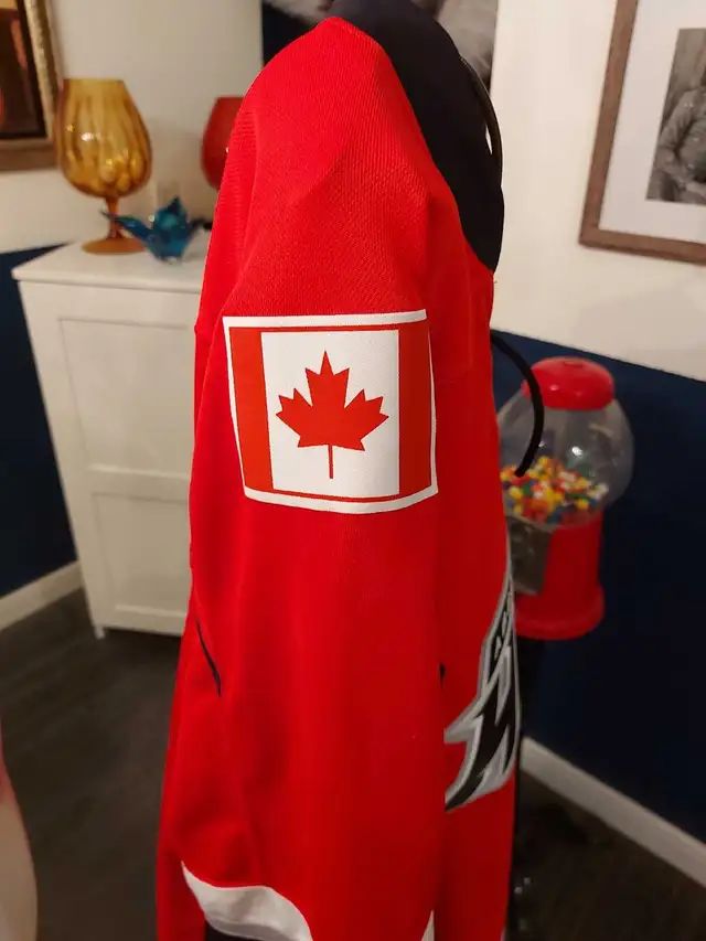 Abbotsford heat jersey small  in Men's in Calgary - Image 6