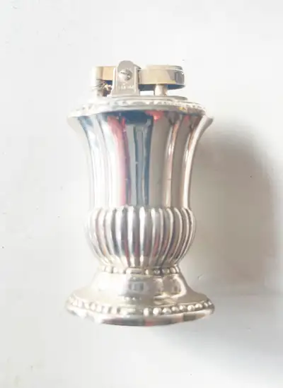 A very stylish vintage Ronson “Mayfair” Silver Plate Table Top Lighter - a pre-owned collectible - c...