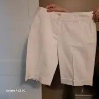 European R Collection Womens light beige shorts, petite size 6