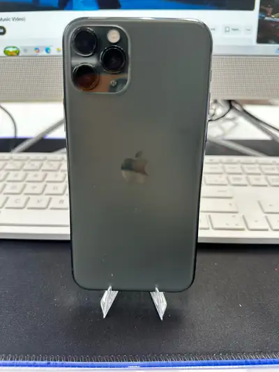 iPhone 11 Pro 64 gb in really good condition no scratches cones with screen protector on it