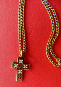 Croix émaillée; motifs colorés + chaîne métal doré