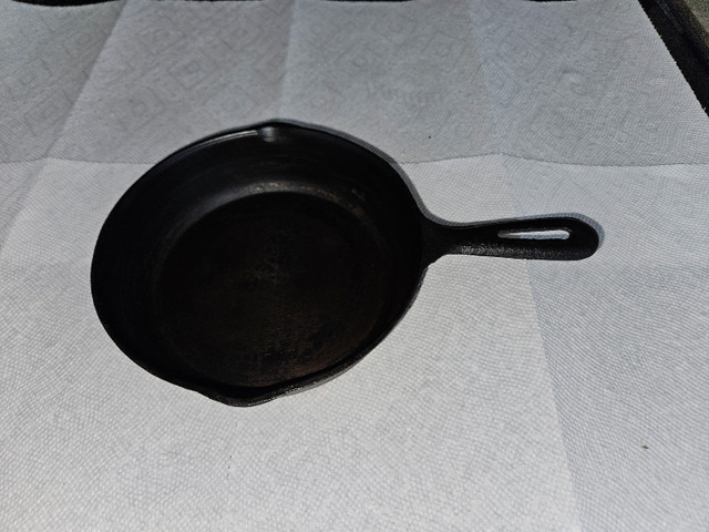 Vintage 6 1/2" Cast  Iron Pan - Taiwan in Arts & Collectibles in Belleville - Image 2