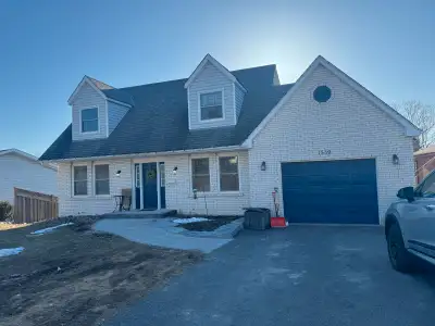Beautiful house located at the prestigious west end neighborhood of Peterborough for rent . 3 minute...