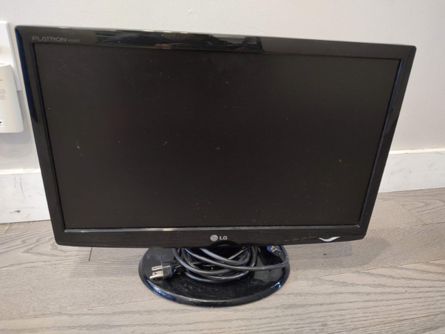 LG W2243T 22" Class Widescreen LCD Monitor (21.5" Diagonal) in Monitors in Oakville / Halton Region