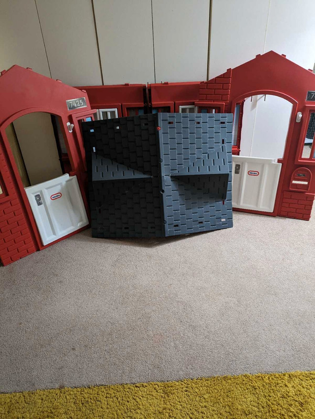 Little tikes cape cottage play house in Toys & Games in City of Toronto