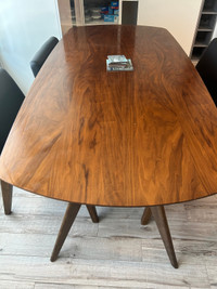 Article dining table