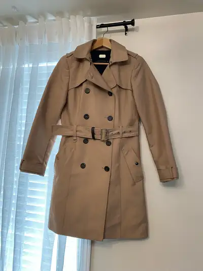 This is a Zara trench coat, perfect for transitional weather. The coat features a classic double-bre...