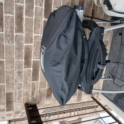 BBQ Weber avec chariot, housse, bonbonne et tapis BBQ Weber usagé, fiable et idéal pour profiter des...