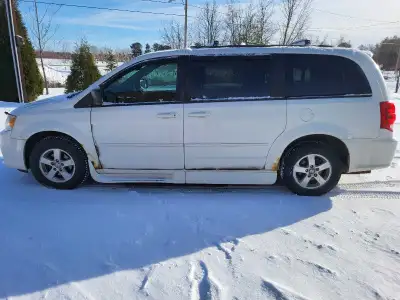 Dodge Grandcaravan Se 2012, 141000km. Mécanique toujours bien entretenue ( facture à l'appui). Il n'...