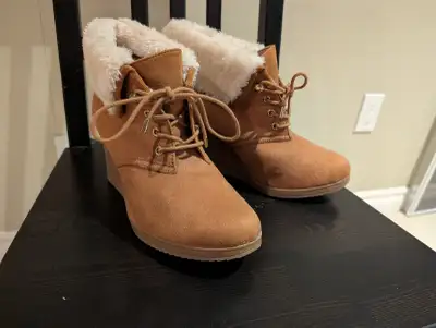 White Mountain Women's Suede Ankle Boots Sz8, View more