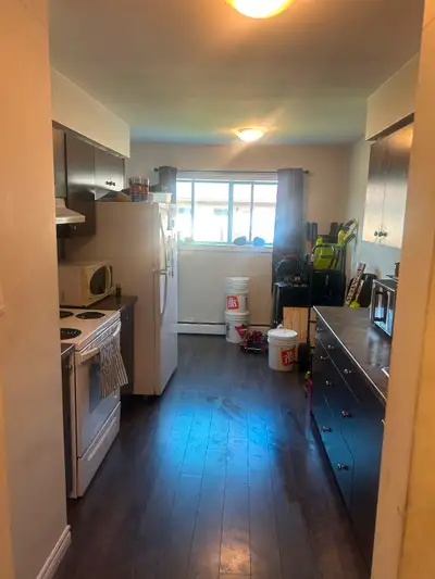 2 bedroom 1 bath 14 windsor st unit 7 $2000/month plus electric