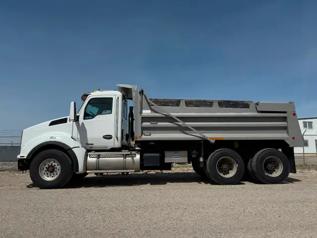 2020 Kenworth T880 Gravel/Dump Truck in Heavy Trucks in Terrace - Image 5