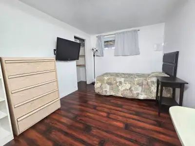 1 chambre à louer dans une maison. - 15 min. à pied du REM. - Internet inclus. - Netflix inclus. - É...