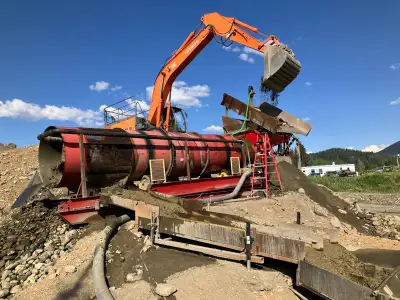 Five foot by 40 wash plant ready to go to work Runs from a 7.5 hp electric three phase 240 motor ver...