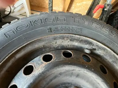 4 Pneux d’hiver Nokian 185/60R15 montes sur four d’acier ´´ Pneux très peux d’usure.
