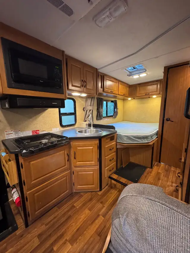 Morotisé Classe C 25’ E350 2017 in RVs & Motorhomes in Laurentides - Image 6