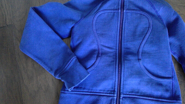 Lululemon Scuba Hoodie - size 6 in Women's - Tops & Outerwear in Oakville / Halton Region - Image 4