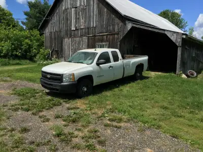 chevrolet silverado 2010 4x4 6.0l au gaz.Body besoin damour mecanique en tres bonne etat.3200$ negoc...