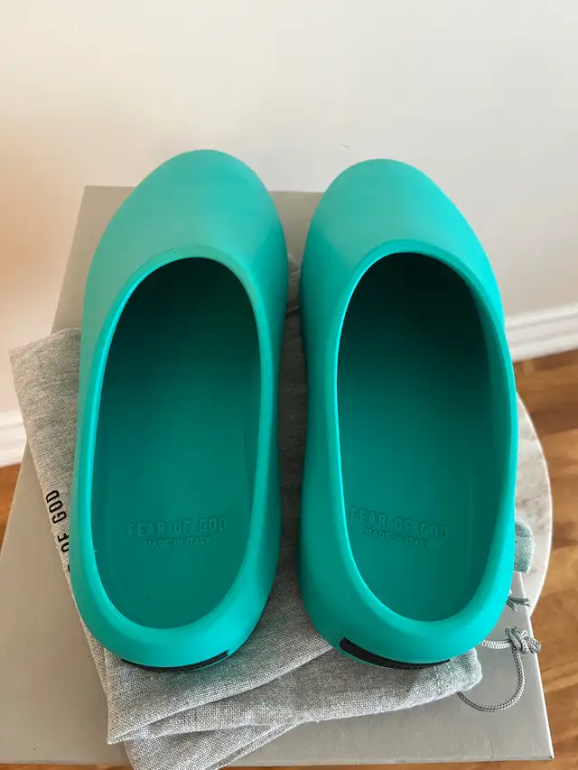 Fear of God California 2.0 in mint color sz 43 (10-10.5) in Men's Shoes in City of Montréal - Image 3