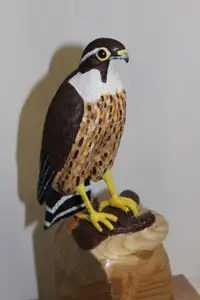 Sculpture de faucon pèlerin