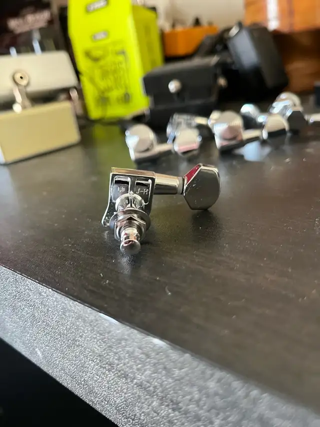 Lefty Locking Machine Head in Guitars in Guelph - Image 4