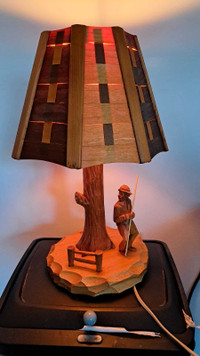 Belle lampe en bois antiquité 35$