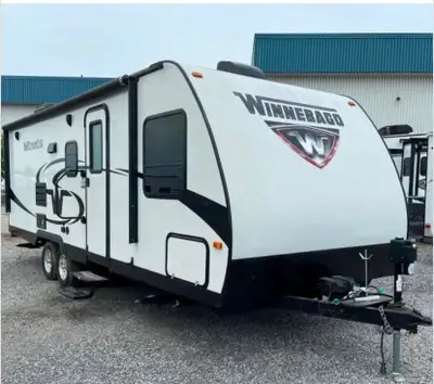 Roulotte Winnebago de 26'. Viens avec deux réservoirs d'eau usée Ensemble d'entretien. Attelage de r...