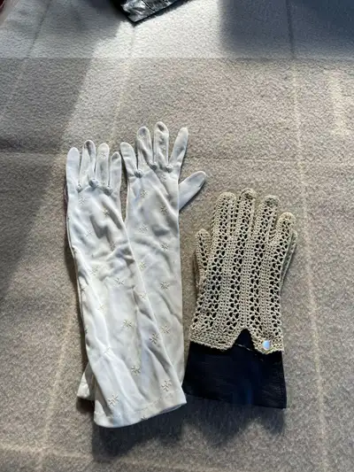 Gants anciens  beige. 15$ chacun, View more