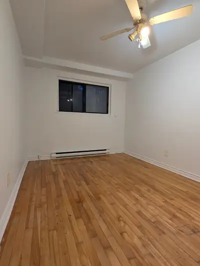 41/2 situé 5 minutes à pieds du métro Fabre Au DEMI SOUS-SOL, l’appartement comprend 1 chambre fermé...
