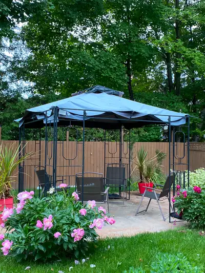 Gazebo en bonne état sauf la toile doit être changer, View more
