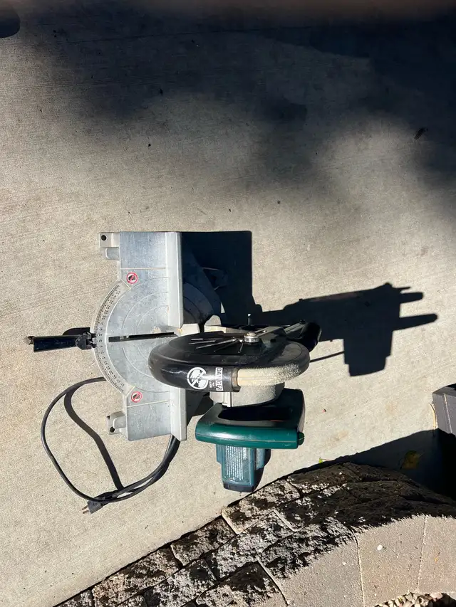 Black and Decker 10” miter saw 1710 in Power Tools in Edmonton - Image 4