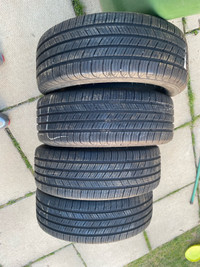 P215/55/17 inch Michelin Defender All Season Tires / NEAR NEW 
