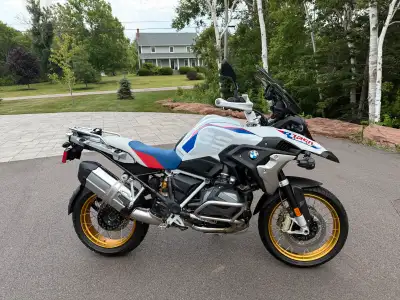 2021 BMW R 1250 GS in great condition with only 7400 km. This rally version includes cruise control,...