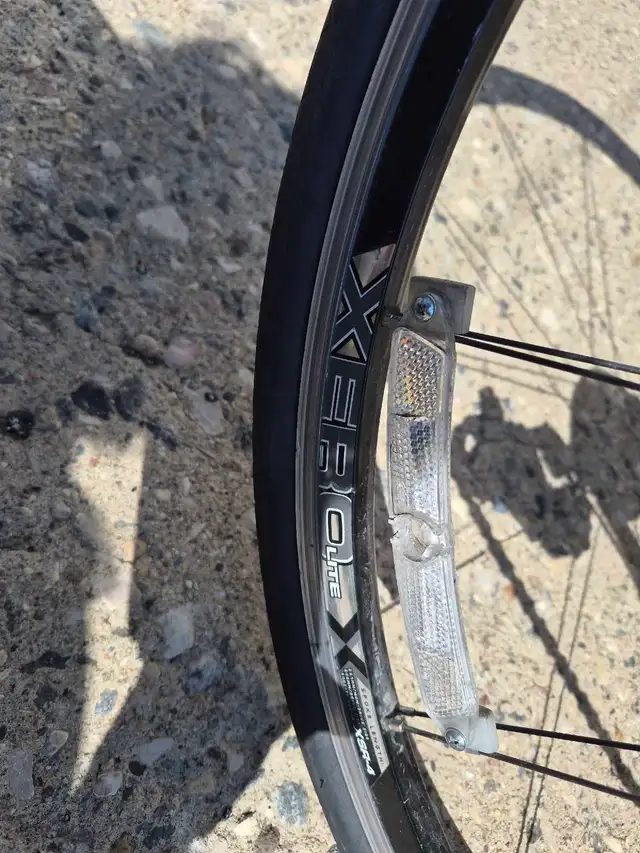 Giant FCR3 Road Bike in Cruiser, Commuter & Hybrid in Saskatoon - Image 3