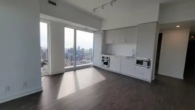 Queen/Yonge corner 2b2b WATER&INTERNET FREE$2850