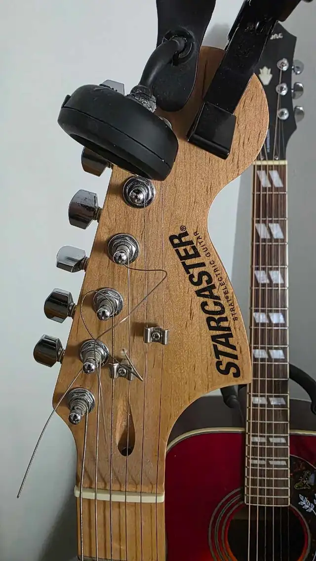 Fender Starcaster Electric Guitar and Amplifier in Guitars in London - Image 4