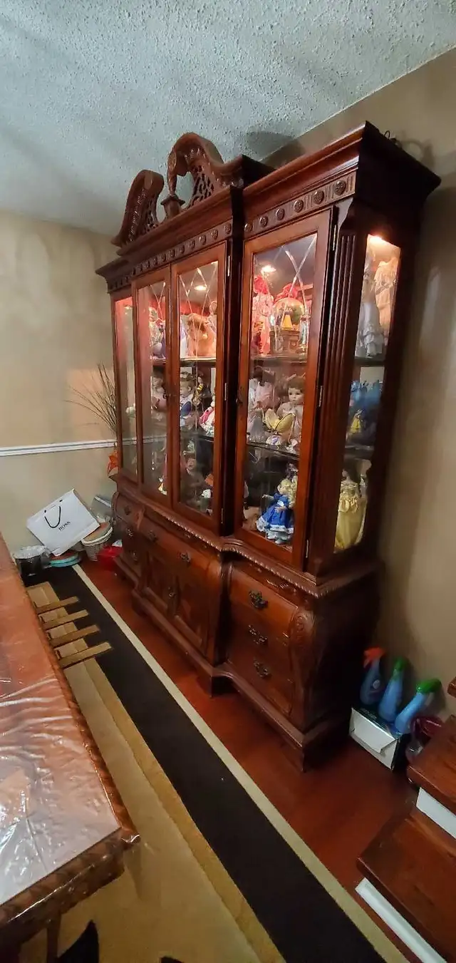Vintage Solid Wood Lit Hutch & Buffet – Excellent Condition in Hutches & Display Cabinets in City of Toronto - Image 4