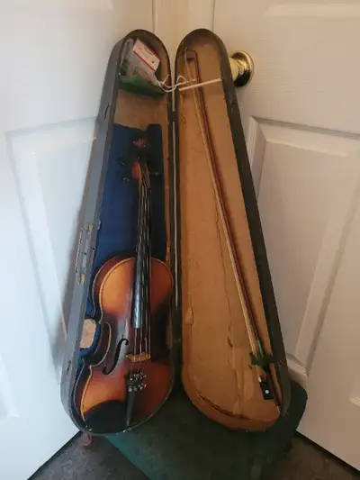 Classic full-size violin in coffin case with rosin and functional old bow. Torte bridge. As seen in...