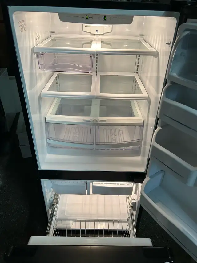 GE Stainless Stell Refrigerator - No issues in Refrigerators in Kitchener / Waterloo - Image 5