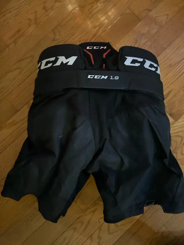 ccm 1.9 intermediate med goalie pants in Hockey in Ottawa - Image 3