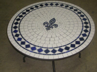 TABLE en CÉRAMIQUE ronde 110 cm neuve,fleur de lys,RARE & UNIQUE