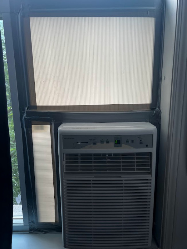 Frigidaire AC Air Conditioner 8000BTU 115V Window Mounted Slider dans Chauffages et humidificateurs  à Ville de Montréal